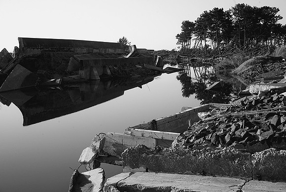 破壊された堤防  destroyed dike