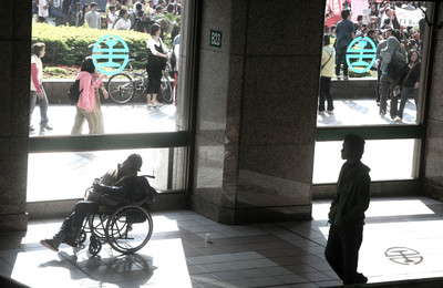 in the afternoon, Taipei station - 台北駅の午後