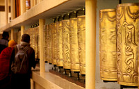 མ་ཎི་འཁོར་ལོ་  'Mani' Tibetan prayer wheels - マニ車