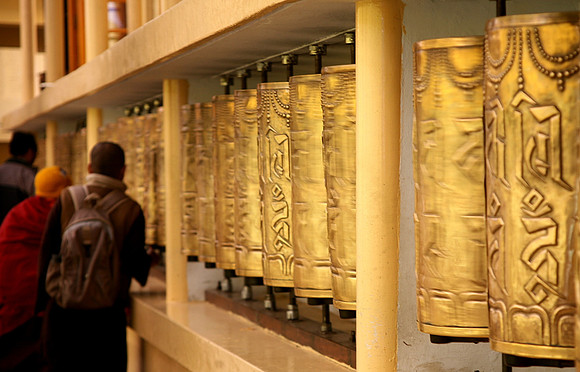 མ་ཎི་འཁོར་ལོ་  'Mani' Tibetan prayer wheels - マニ車