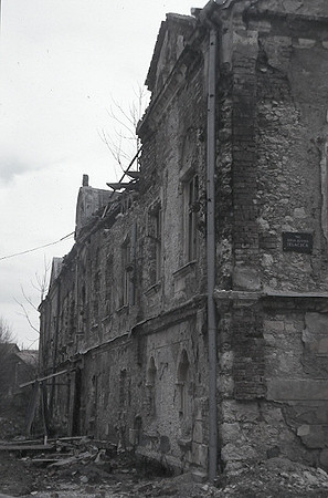 a ruined town  廃墟の町